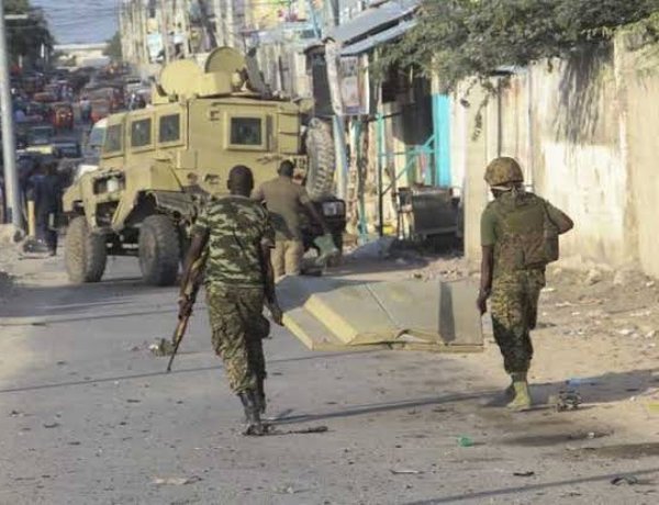 إطلاق نار وانفجارات تهز العاصمة الصومالية مقديشو