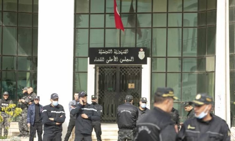 الشرطة التونسية تغلق أبواب المجلس الأعلى للقضاء