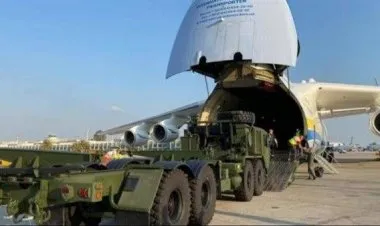 نيويورك تايمز: 14 طائرة شحن أمريكية تنقل صواريخ وذخائر إلى مطار قرب أوكرانيا