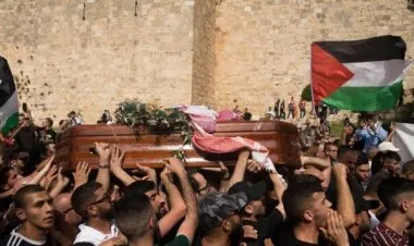 الاحتلال يعتدي على موكب تشييع جثمان الشهيدة شيرين أبو عاقلة