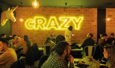 مطعم إسباني يكتب مرتبات الطهاة في قائمة الطعام