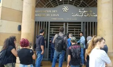 الحكومة اللبنانية تدعو  البنوك أن «تبدأ أولا»  بتحمل الخسائر
