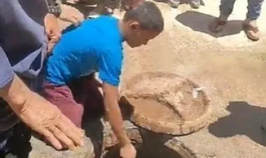 مصريون يتبركون بمياه المجاري