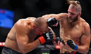 بروشازكا يخنق تيكسيرا ويتوج بلقب الوزن «الخفيف الثقيل»