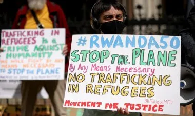 قضاء بريطانيا يثبت قرار ترحيل المهاجرين