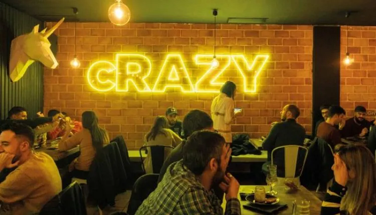 مطعم إسباني يكتب مرتبات الطهاة في قائمة الطعام