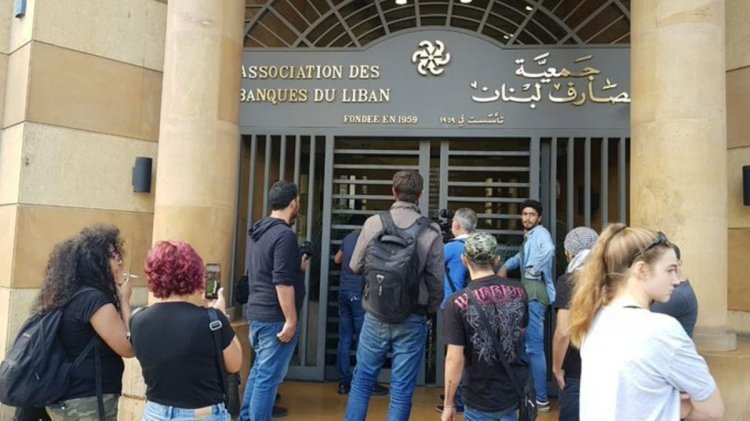 الحكومة اللبنانية تدعو البنوك أن «تبدأ أولا» بتحمل الخسائر