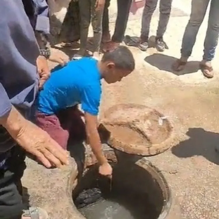 مصريون يتبركون بمياه المجاري