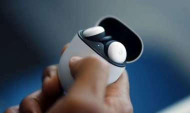 غوغل تطلق سماعة «بكسل بدز» اللاسلكية المنافسة لسماعات آبل وسامسونج
