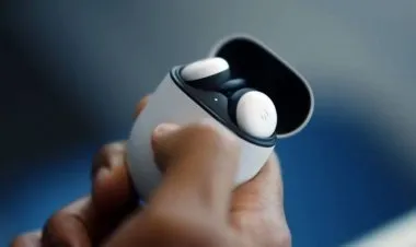 غوغل تطلق سماعة «بكسل بدز» اللاسلكية المنافسة لسماعات آبل وسامسونج