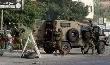 شهيد ومصابون باقتحامات الاحتلال مناطق بالضفة الغربية