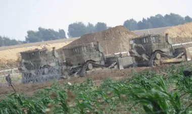 آليات إسرائيلية تتوغل شرق جحر الديك وخانيونس