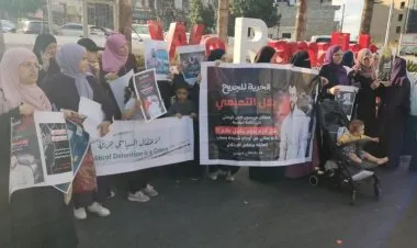 54 معتقلاً سياسيًّا في سجون السلطة بالضفة الغربية