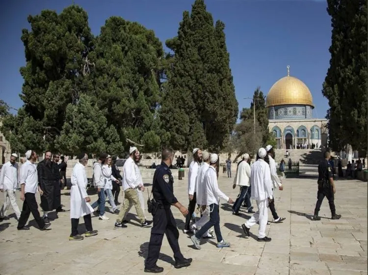 مستوطنون يؤدون طقوسًا تلمودية في المسجد الأقصى
