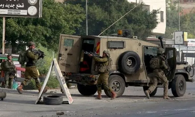 شهيد ومصابون باقتحامات الاحتلال مناطق بالضفة الغربية