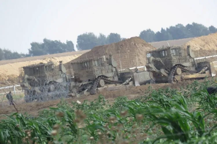 آليات إسرائيلية تتوغل شرق جحر الديك وخانيونس