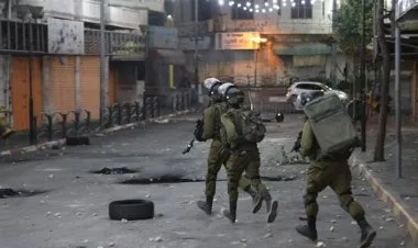 إصابة شاب فلسطيني واعتقال آخر باشتباكات مع الاحتلال في نابلس