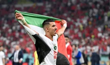 لاعبو منتخب المغرب يخلصون للقضية الفلسطينية برفع علمها بعد تأهلهم لثمن نهائي مونديال قطر