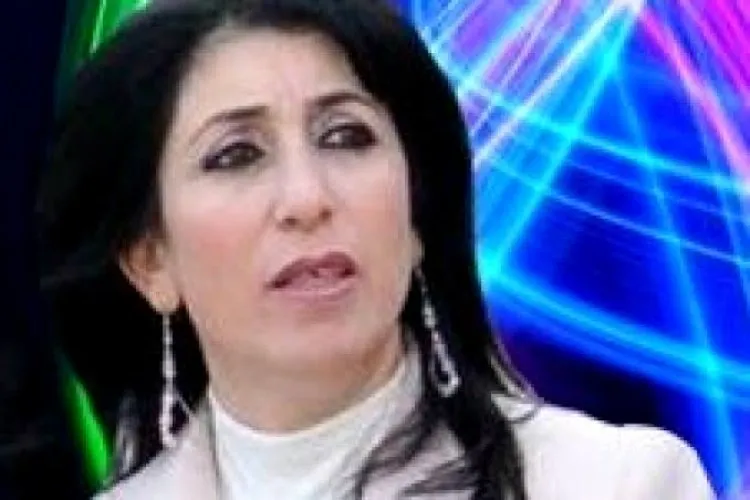 حَنَان تُلَمِّعُ الْأَحْذِيَة؟/ آمال عوّاد رضوان