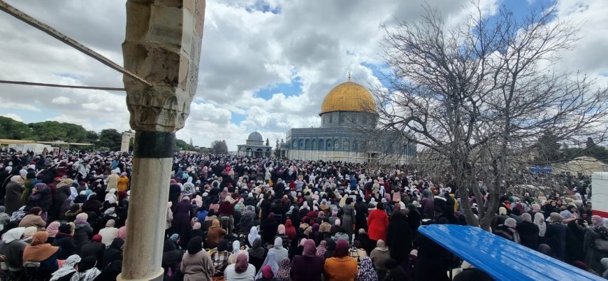 120 ألفًا يؤدون “الجمعة” الثانية من رمضان في الأقصى