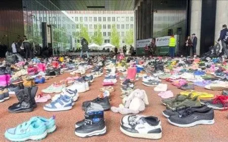 هولندا.. آلاف الأحذية لاستذكار ضحايا غزة من الأطفال
