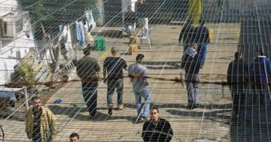 الاحتلال يجبر محامي الأسرى على ارتداء سوار يحمل العلم الإسرائيلي