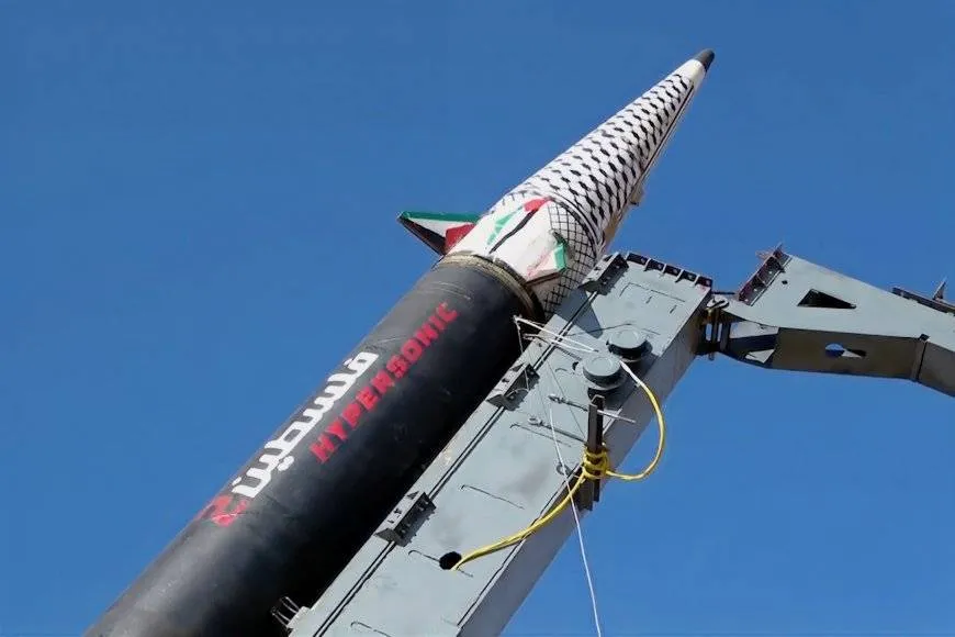 انفجارات ودوي صفارات إنذار بالقدس وتل أبيب بعد إطلاق صاروخ من اليمن