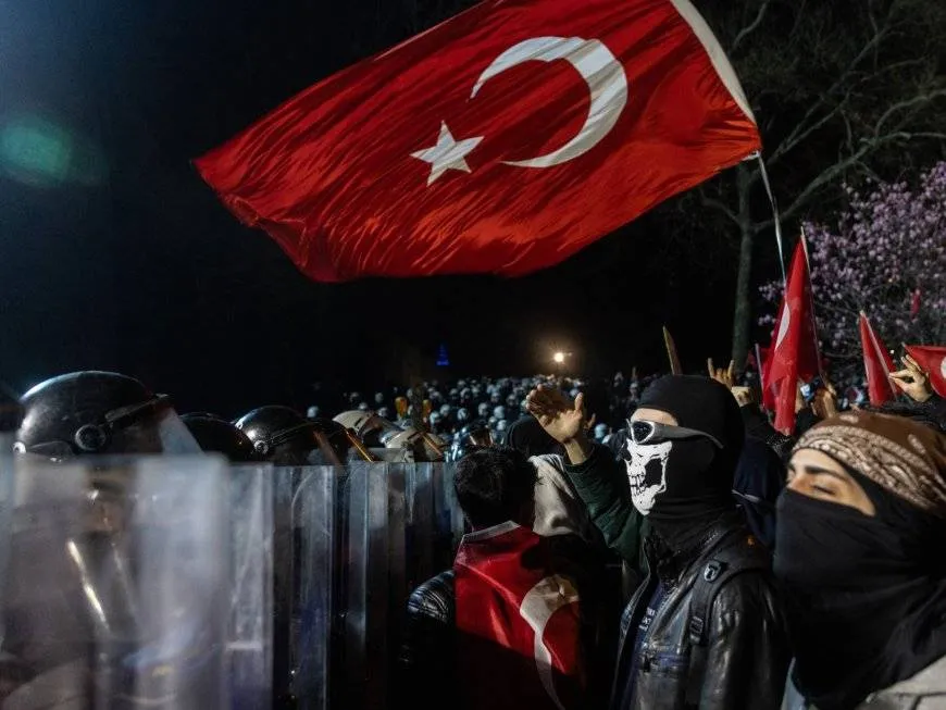 احتجاجات بإسطنبول دعما لإمام أوغلو والمعارضة تحشد ليوم السبت