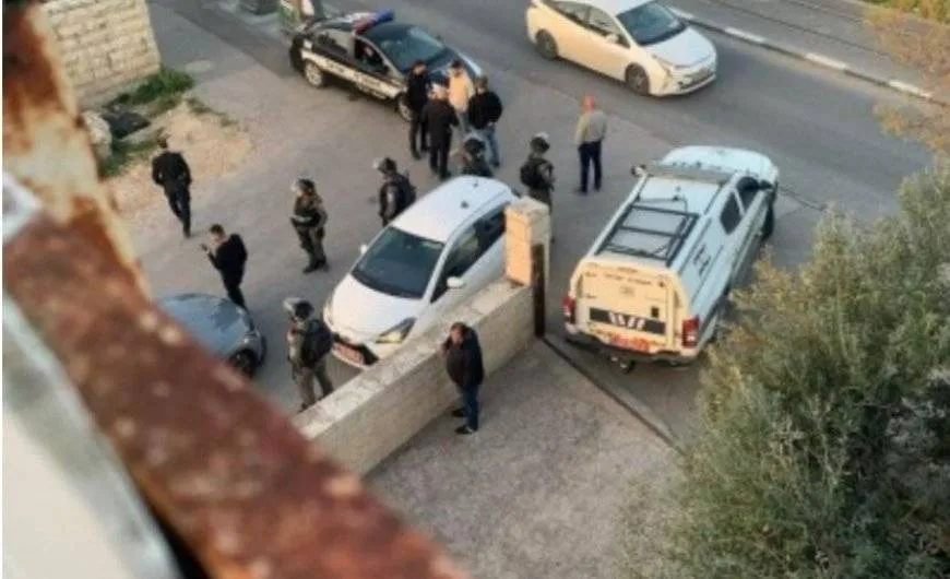 سلطات الاحتلال تقتحم  منازل لمحررين بصفقة "طوفان الأقصى" وتفرض المخالفات بالقدس