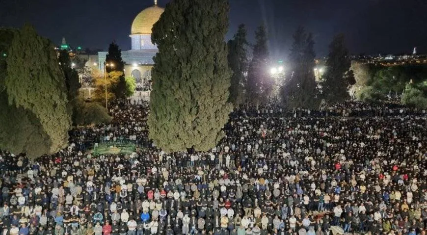 180 ألفا يؤدون العشاء والتراويح في المسجد الأقصى