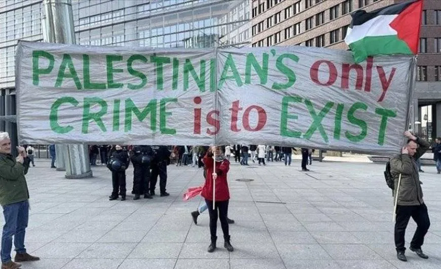 "إسرائيل تقتل وألمانيا تدعم".. شعار مظاهرة تضامن مع فلسطين في برلين
