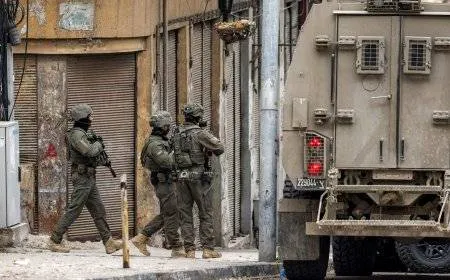 اقتحامات بأنحاء الضفة واشتباكات بين فلسطينيين وأجهزة السلطة في البيرة