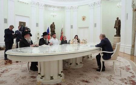 بوتين يستقبل أسرى سابقين بغزة في الكرملين ويُثني على حماس