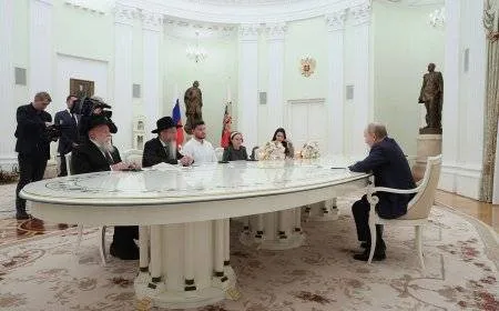 بوتين يستقبل أسرى سابقين بغزة في الكرملين ويُثني على حماس