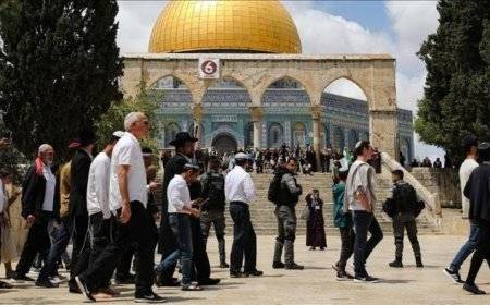 عشرات المستوطنين يقتحمون الأقصى المبارك بحماية مشددة من شرطة الاحتلال
