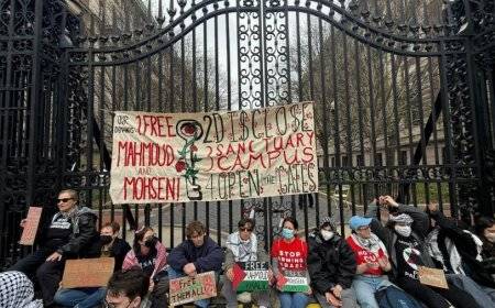 طلبة يعتصمون أمام جامعة كولومبيا تضامنًا مع زملائهم المهددين بالترحيل