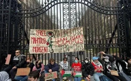 طلبة يعتصمون أمام جامعة كولومبيا تضامنًا مع زملائهم المهددين بالترحيل