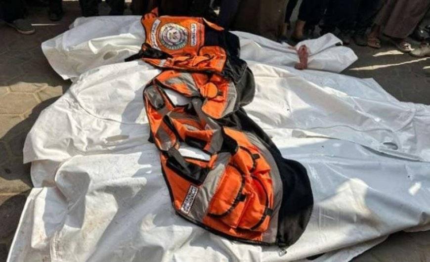 الغارديان البريطانية عن طبيب شرعي: الاحتلال نفذ إعدامات ميدانية لعمال إغاثة فلسطينيين