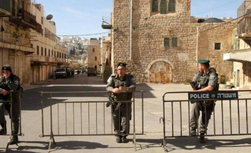 21 اقتحامًا للأقصى ومنع رفع الأذان 52 وقتًا في الإبراهيمي خلال رمضان