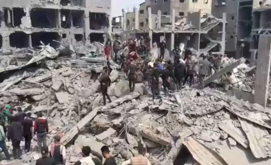 مجزرة جديدة.. 27 شهيدًا و55 مصابًا بقصف منزل شرقي غزة