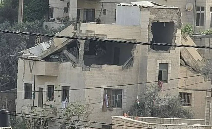  الاحتلال يفجر منزل الشهيد مجاهد منصور بقرية دير بزيع