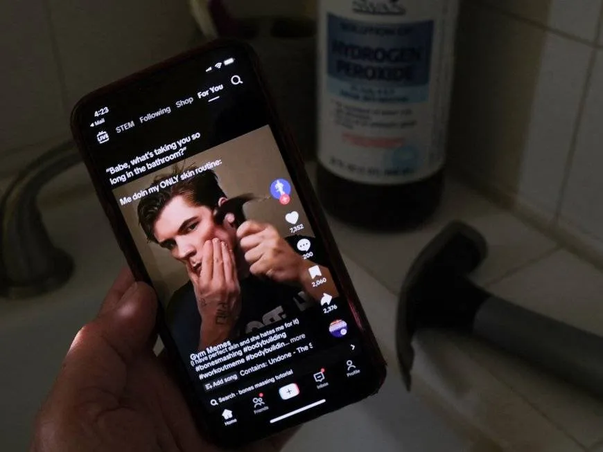 مراهقون يضربون وجوههم بالمطارق.. صيحة "لوكس ماكسينغ" الجمالية تغزو المنصات