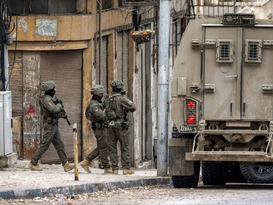 اقتحامات بأنحاء الضفة واشتباكات بين فلسطينيين وأجهزة السلطة في البيرة