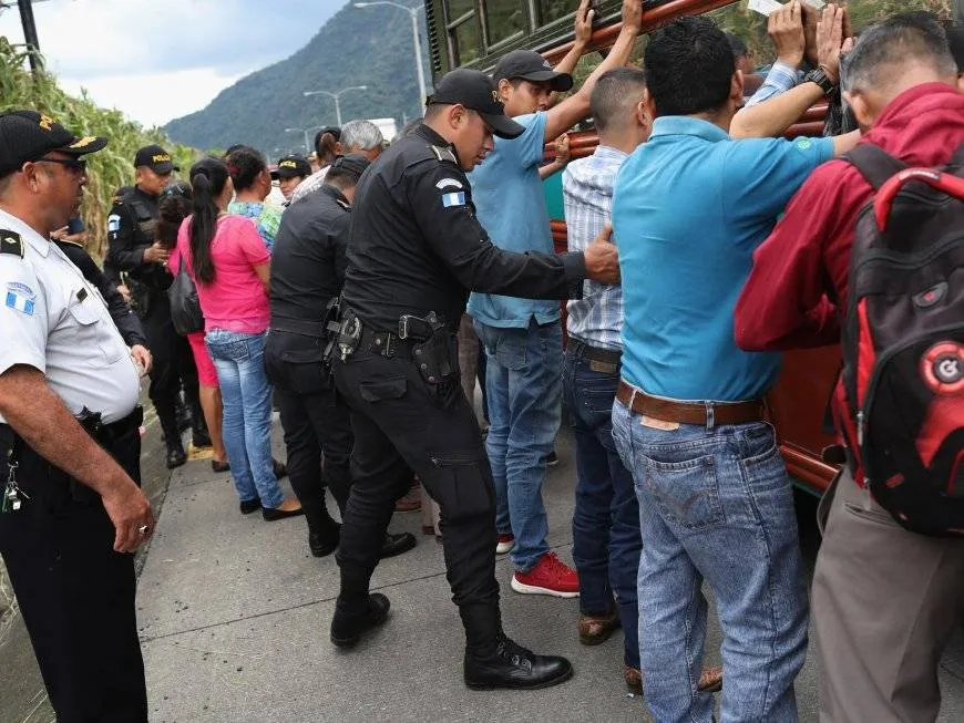 واشنطن بوست: إدارة ترامب صنفت زورا 6 آلاف مهاجر لاتيني أمواتا