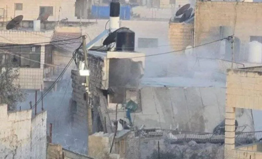 الاحتلال يفجر منزل عائلة شهيد شمال القدس