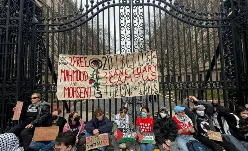 طلبة يعتصمون أمام جامعة كولومبيا تضامنًا مع زملائهم المهددين بالترحيل