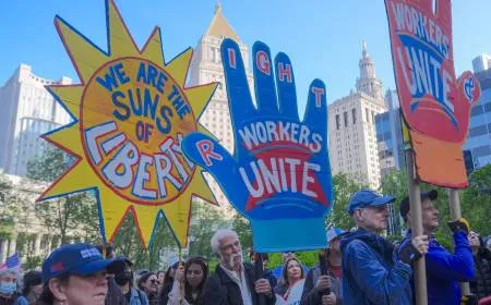 الآلاف يتظاهرون ضد ترامب في عيد العمال