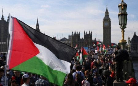 حرية التعبير تحت الاختبار: توجه بريطاني لحظر هتافات "الانتفاضة" في المظاهرات.