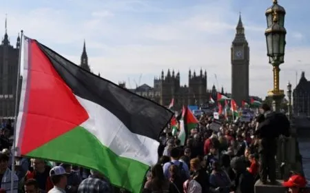 حرية التعبير تحت الاختبار: توجه بريطاني لحظر هتافات "الانتفاضة" في المظاهرات.