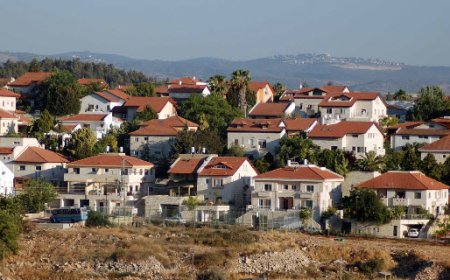 وزير المالية الإسرائيلي المتطرف يقرّ مخططًا استيطانيًا لبناء 3380 وحدة سكنية شرق القدس